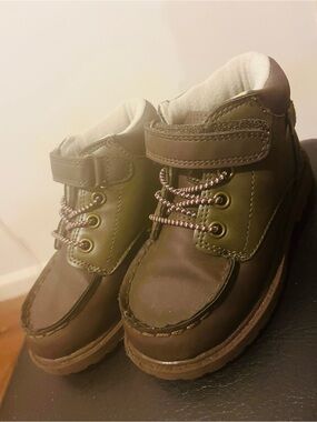 EUC OshKosh B'gosh Brown Boots, toddler size 8